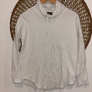 Wantable cream waffle knit mock turtleneck sweaterhsirt size small